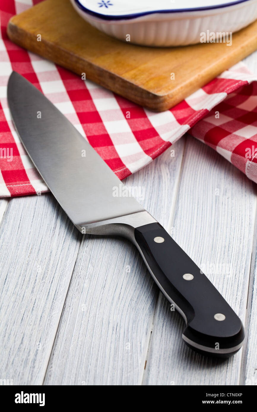 Il vecchio coltello da cucina sul tavolo da cucina Foto Stock