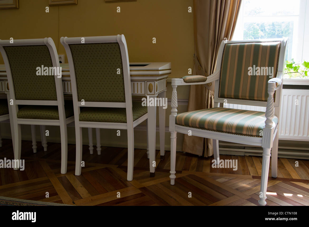 Stile unico tavolo e sedie sono in museo Foto Stock