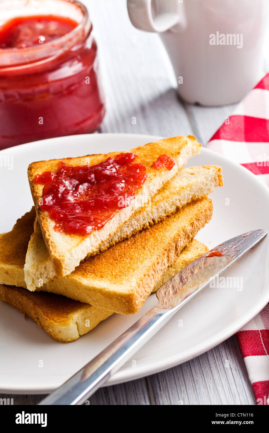 Toast con marmellata sul tavolo da cucina Foto Stock