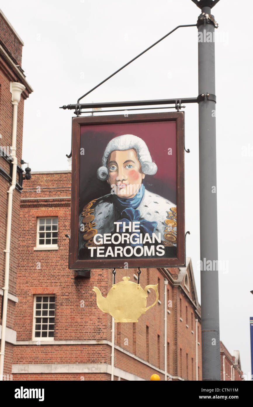 Pub come segno sopra il Georgian Tea Rooms Portsmouth Historic Dockyard Hampshire REGNO UNITO Foto Stock