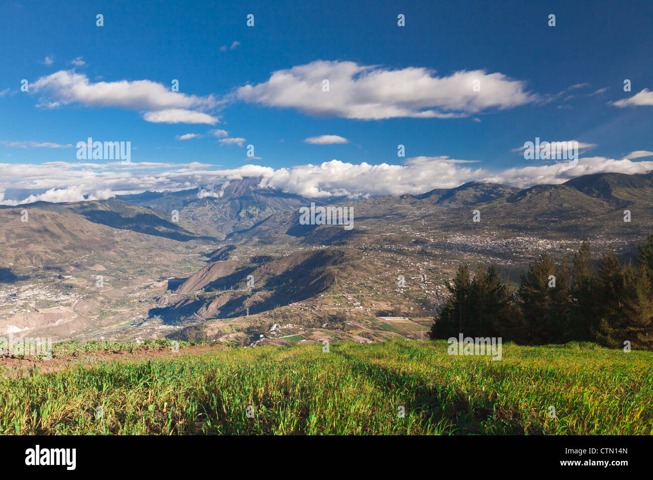 Vulcano Tungurahua In Ecuador il Cloud splendidamente si apre sulla destra il principale fiume di Lava Foto Stock