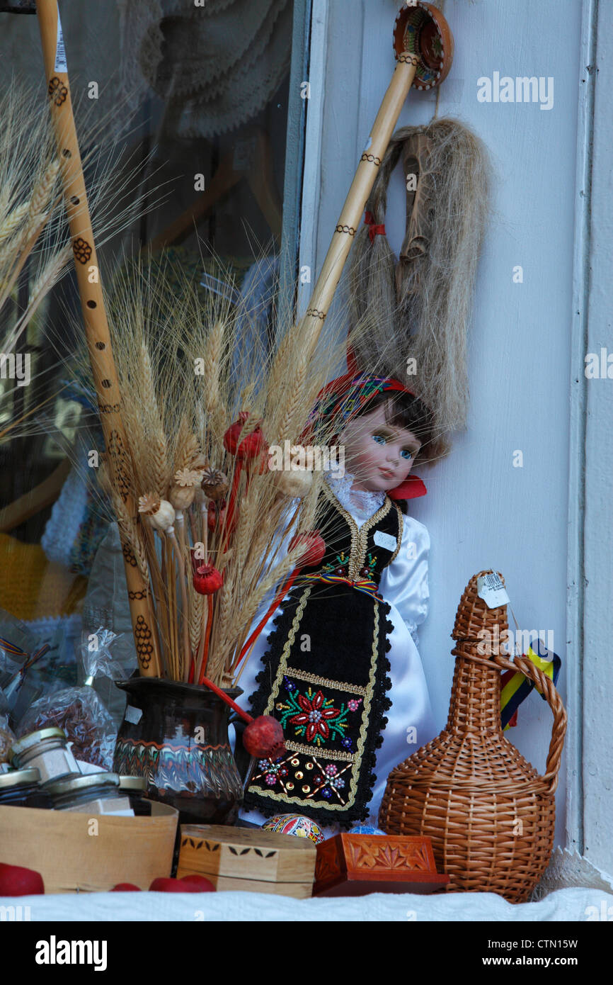 Bambola di souvenir in un negozio di articoli da regalo in Sighisoara, Transilvania, Romania Foto Stock