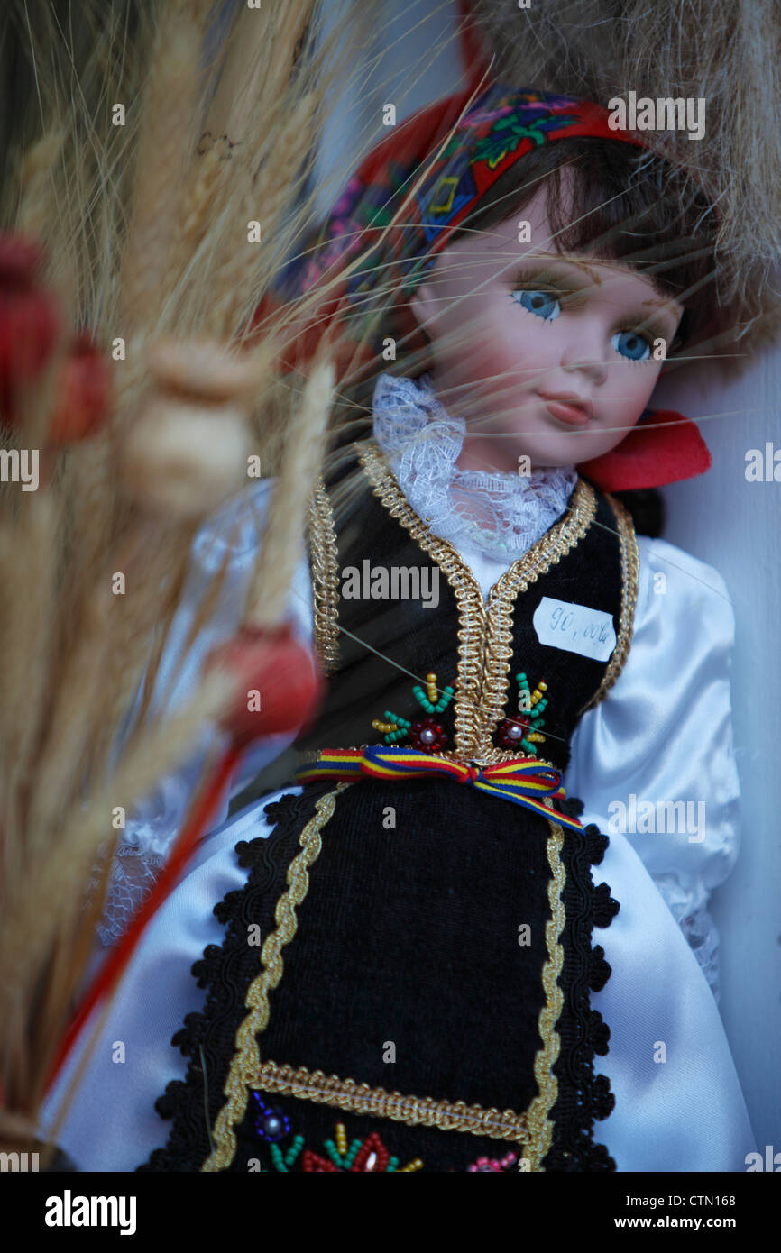 Bambola di souvenir in un negozio di articoli da regalo in Sighisoara, Transilvania, Romania Foto Stock