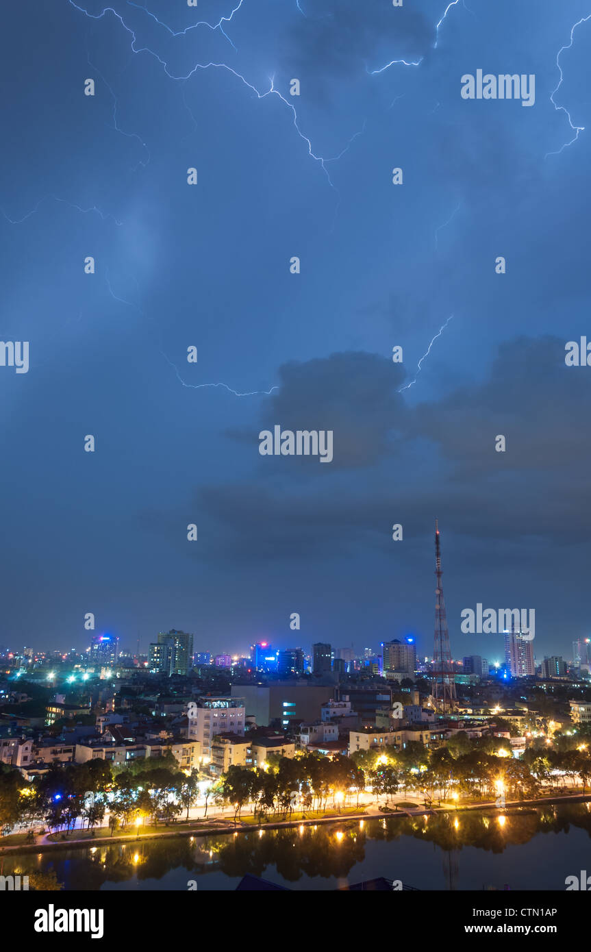 Lightning Over stazione TV Foto Stock
