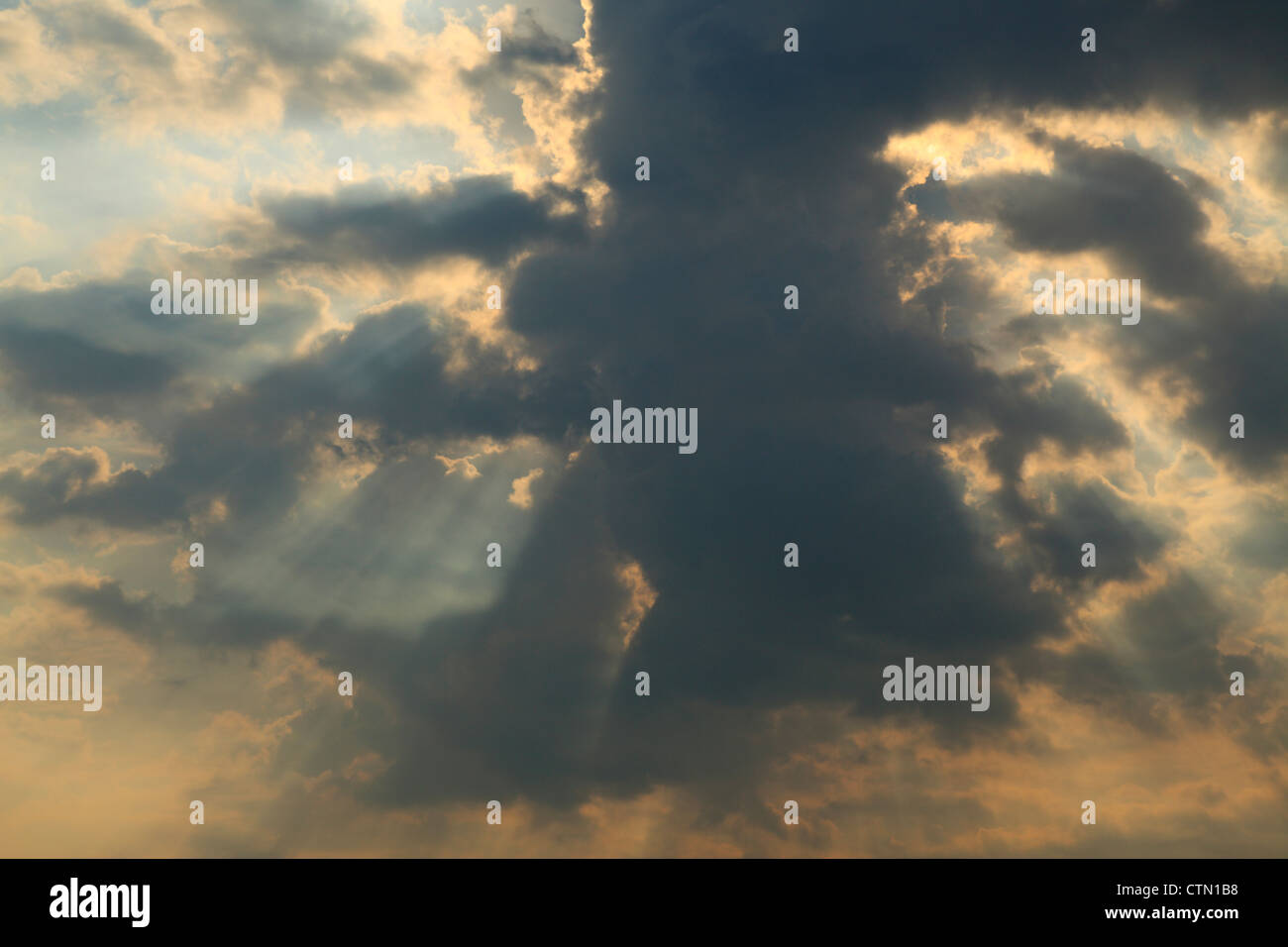 Raggi di sole che splende attraverso le nuvole Foto Stock