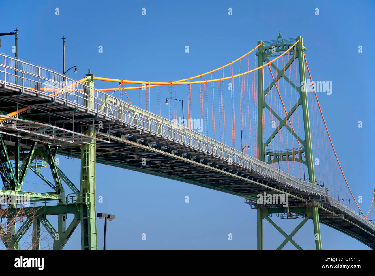 Vista di Angus L. MacDonald ponte che collega Dartmouth e Halifax, Nova Scotia, Canada. Foto Stock