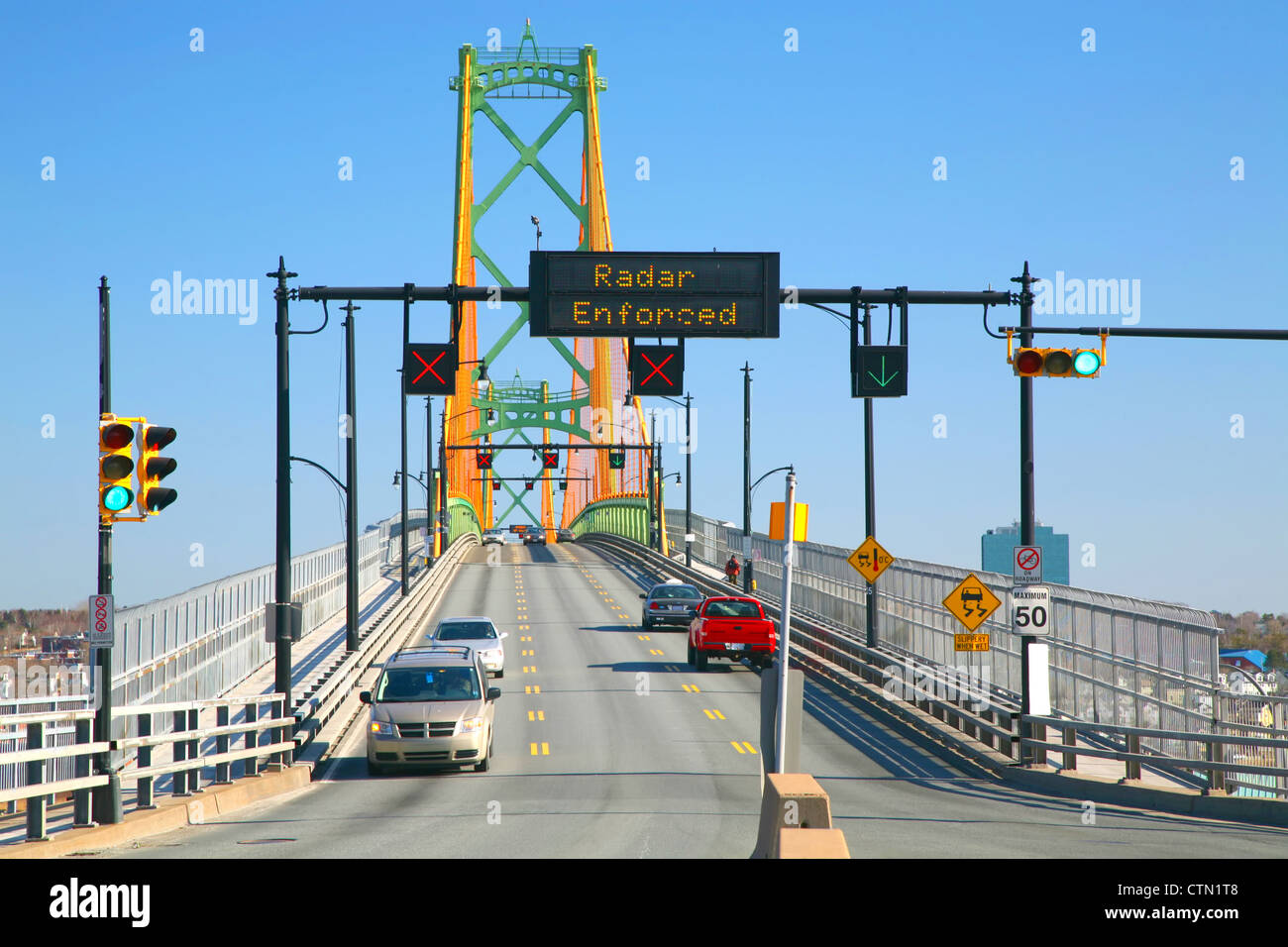 Il traffico che attraversa l'Angus L. MacDonald ponte che collega Dartmouth e Halifax, Nova Scotia, Canada. Foto Stock