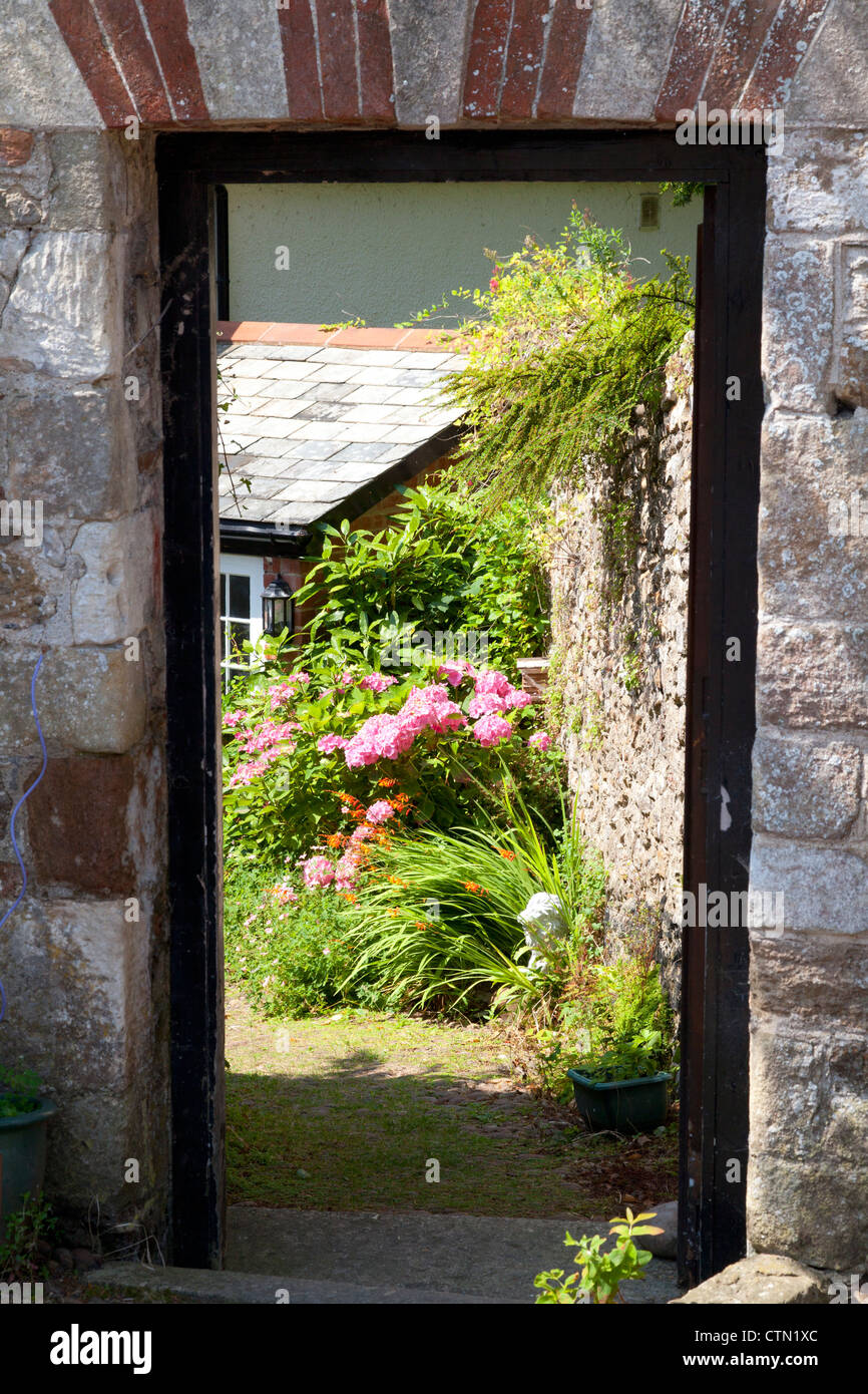 Garden Cottage vista attraverso il gateway, Ottery St Mary, Devon Foto Stock