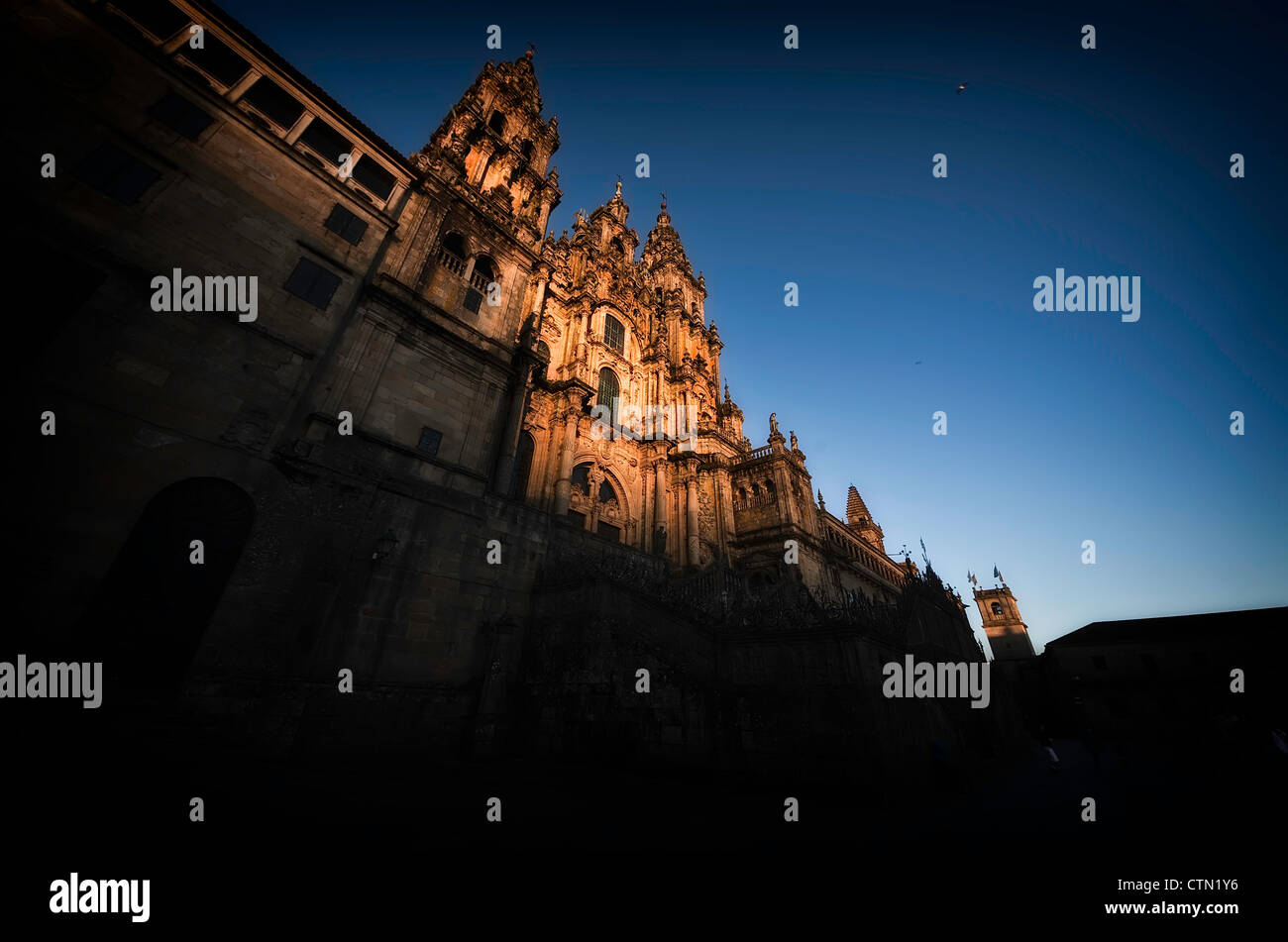 Santiago de Compostela: l'imponente cattedrale, punto finale del cammino di san Giacomo, al crepuscolo Foto Stock