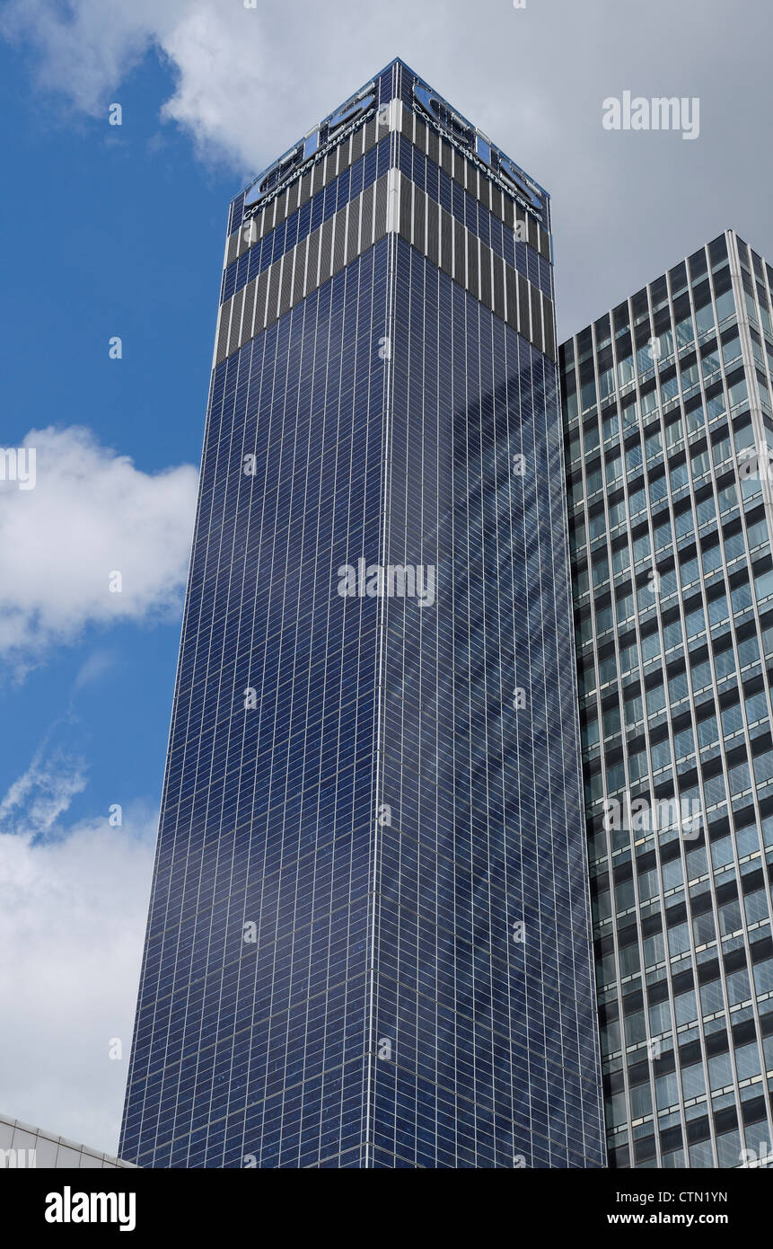 Pannello solare sul rivestimento del blocco di servizio dell'edificio CIS a Manchester in Inghilterra. Foto Stock