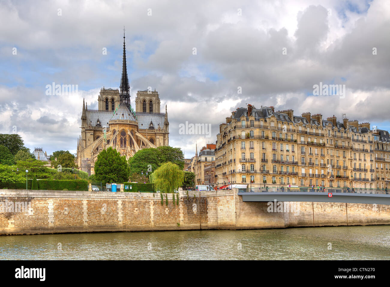 Vista su edificio parigino tradizionale e Nore Dame di Parigi, Francia. Foto Stock