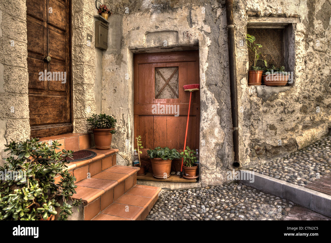 Vintage di porte in legno, vecchia casa e strette in ciottoli street nella città di Ventimiglia in Liguria, Italia. Foto Stock