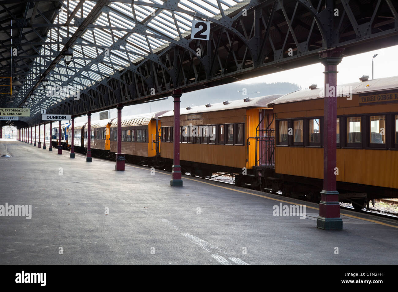 Taiere Gorge treno alla stazione Dundedin, Isola del Sud della Nuova Zelanda Foto Stock