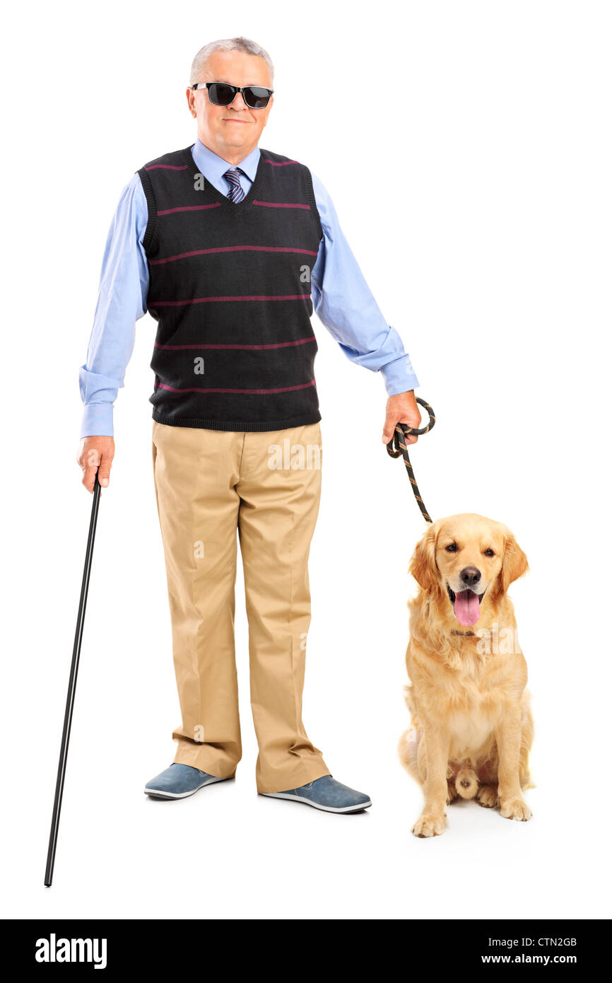 Lunghezza completa il ritratto di una persona non vedente che tenendo un bastone da passeggio e un cane isolato su sfondo bianco Foto Stock
