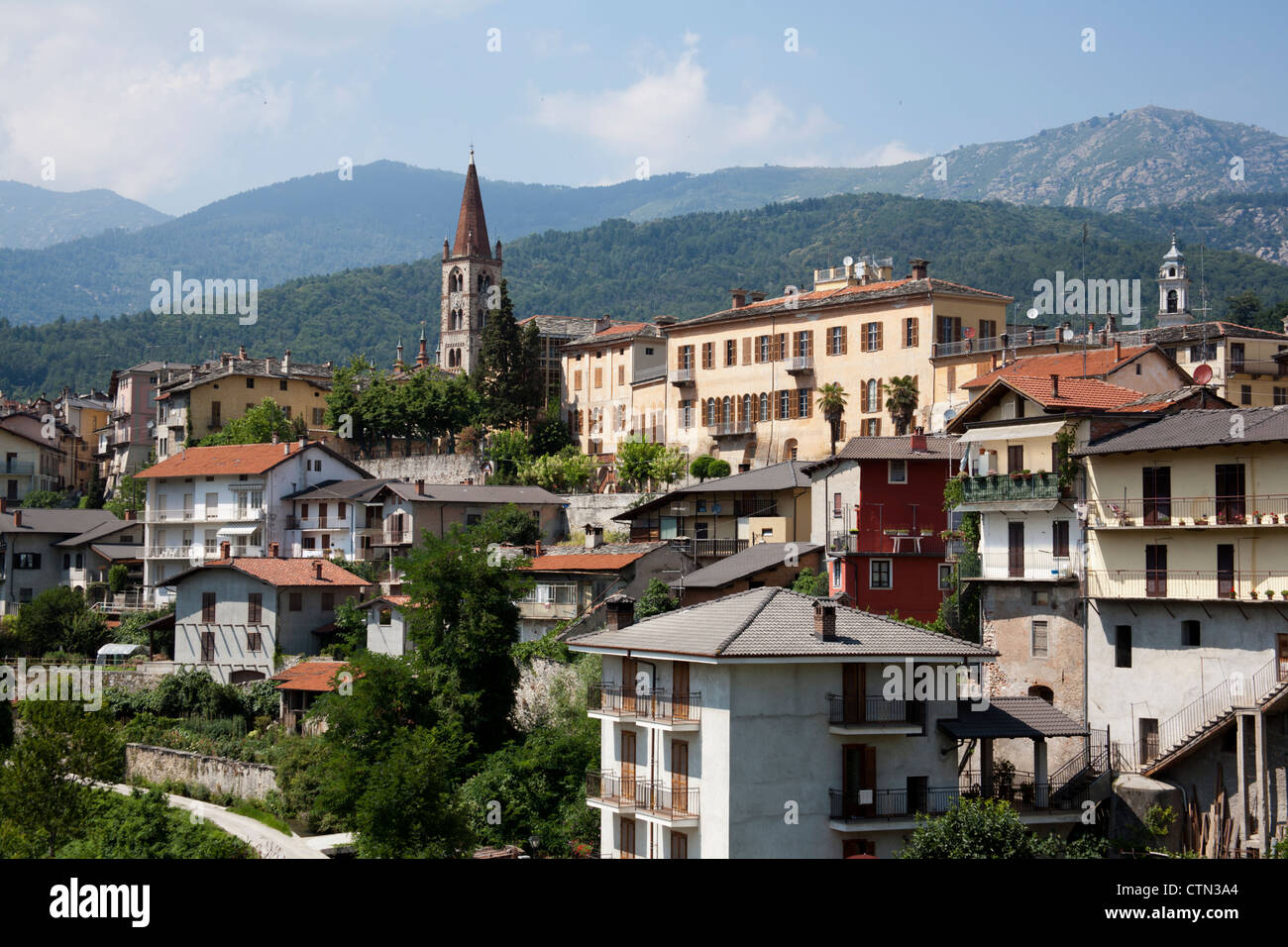 Dronero, Piemonte, Italia con le Alpi in background Foto Stock