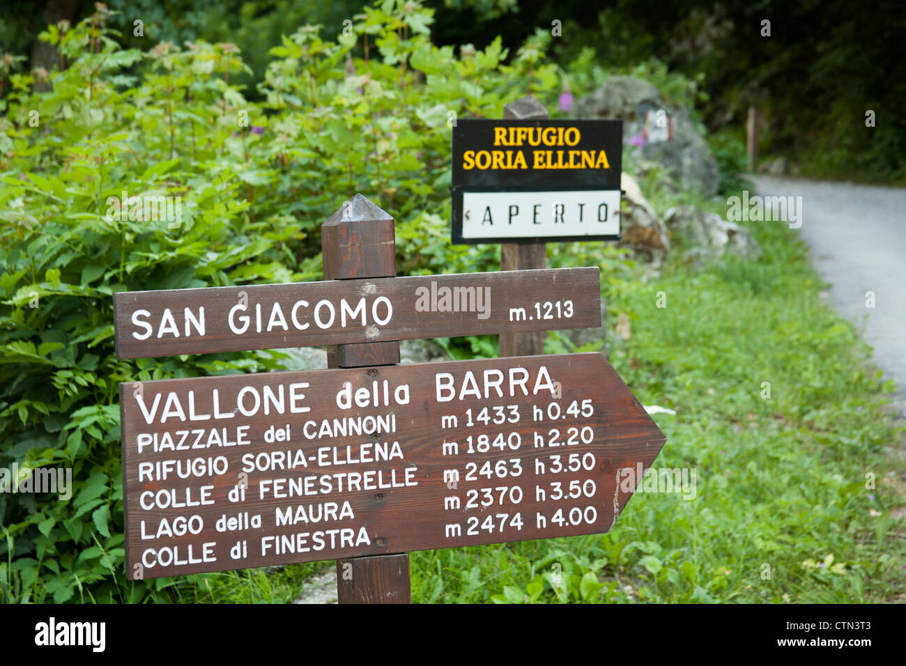 Distanza segno, sentiero GTA, San Giacomo, Piemonte, Italia Foto Stock