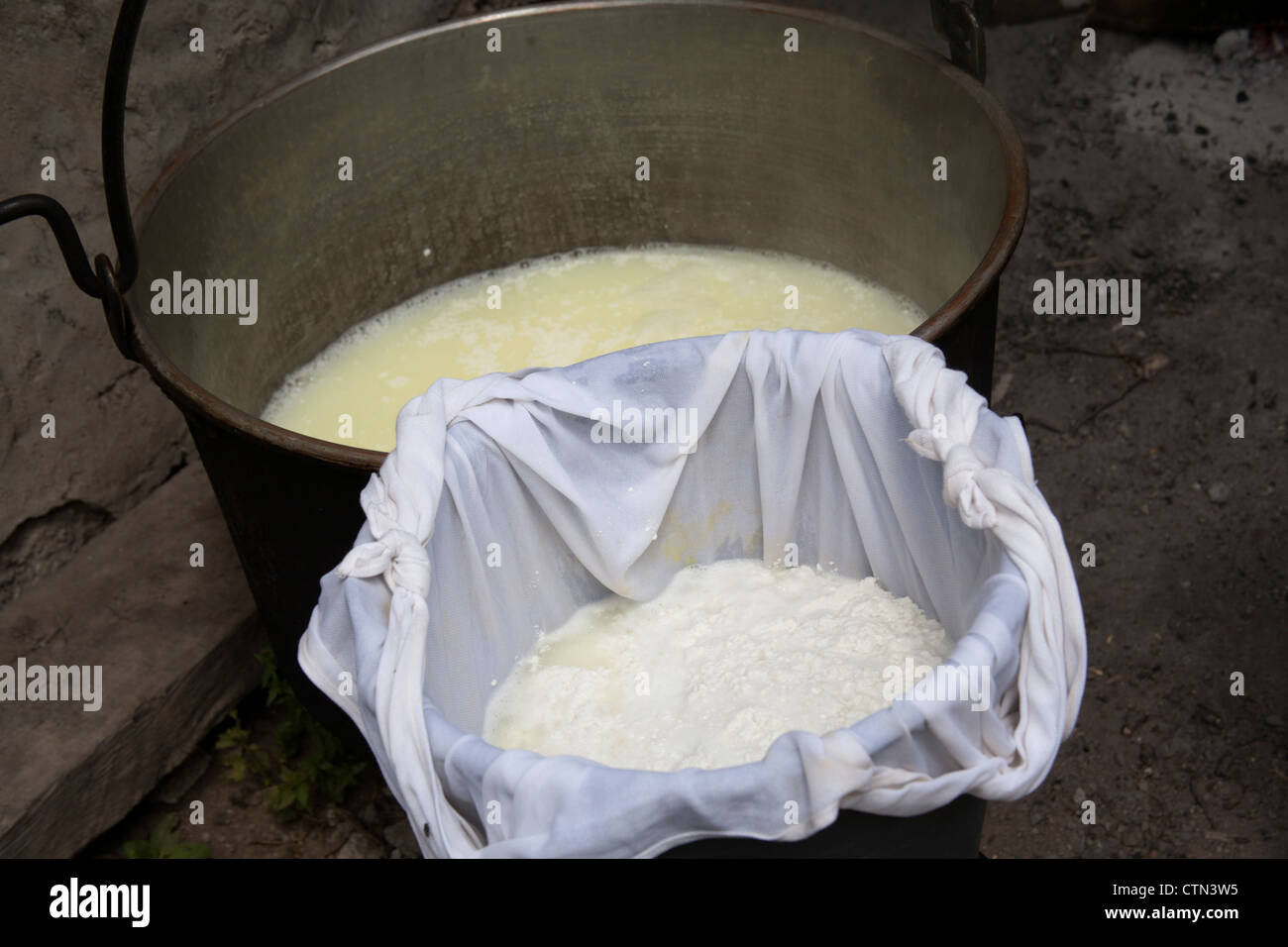 Produzione di formaggio, Valle della Meris, Piemonte, Italia Foto Stock