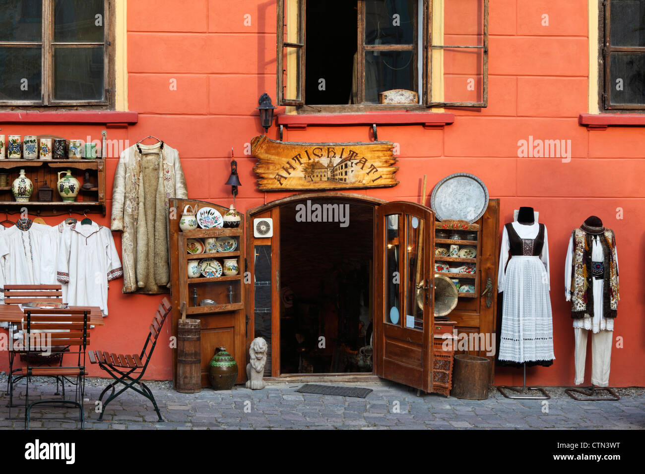 Antiquariato visualizzato nella parte anteriore di un negozio a Piata Muzeului in Sighisoara, Romania Foto Stock