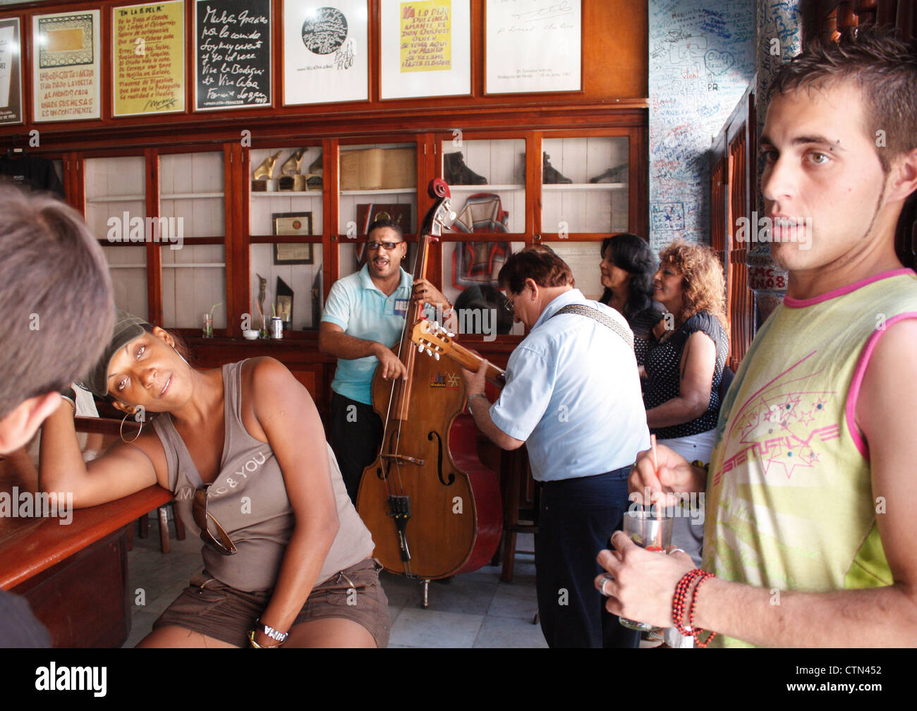 Musica dal vivo al bar presso La Bodeguita del Medio nel centro di Avana, Cuba Foto Stock