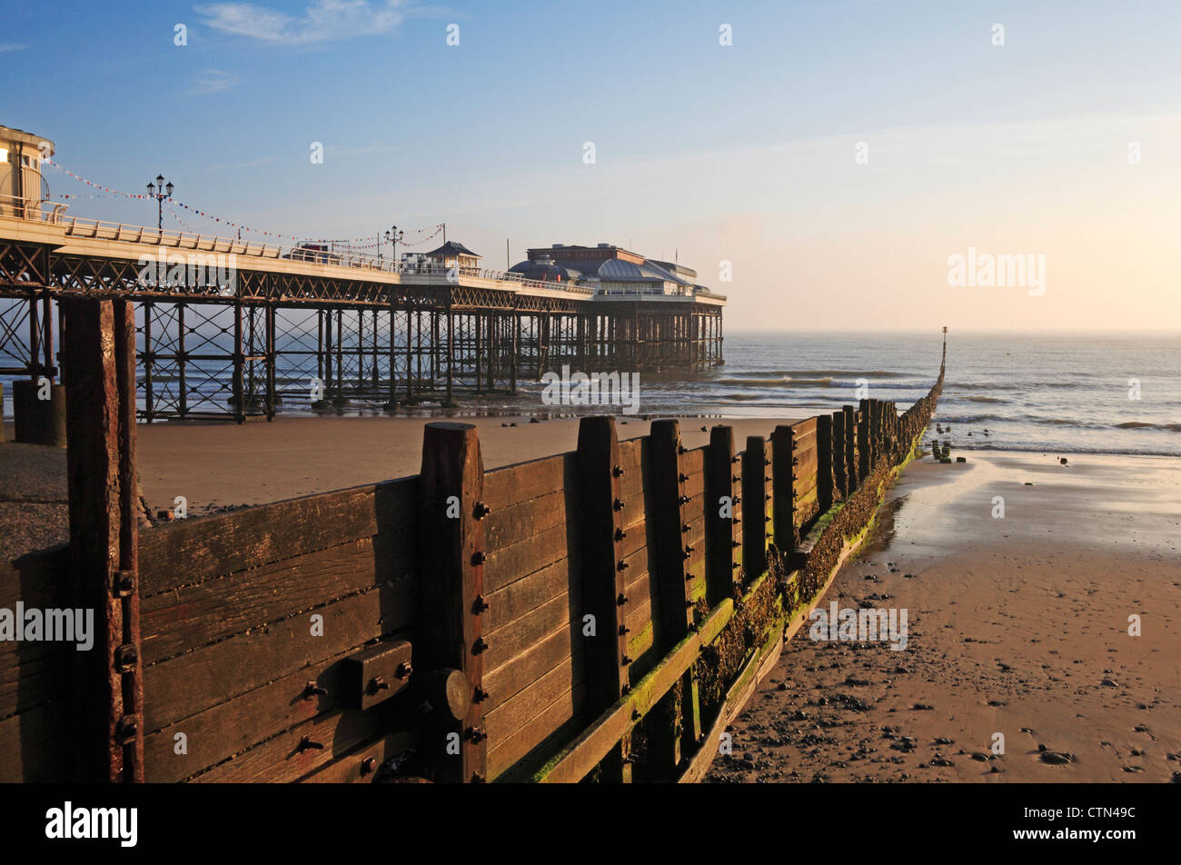 Un inizio di mattina vista della spiaggia e il molo a Cromer, Norfolk, Inghilterra, Regno Unito. Foto Stock