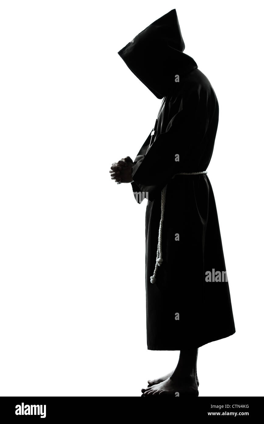 Un uomo caucasico sacerdote pregare silhouette in studio isolato su sfondo bianco Foto Stock