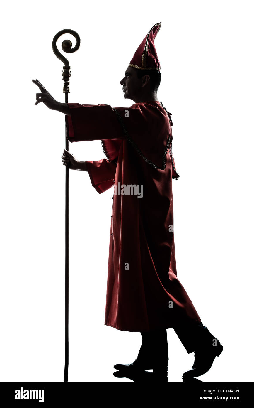 Un uomo cardinale vescovo silhouette salutando benedizione in studio isolato su sfondo bianco Foto Stock