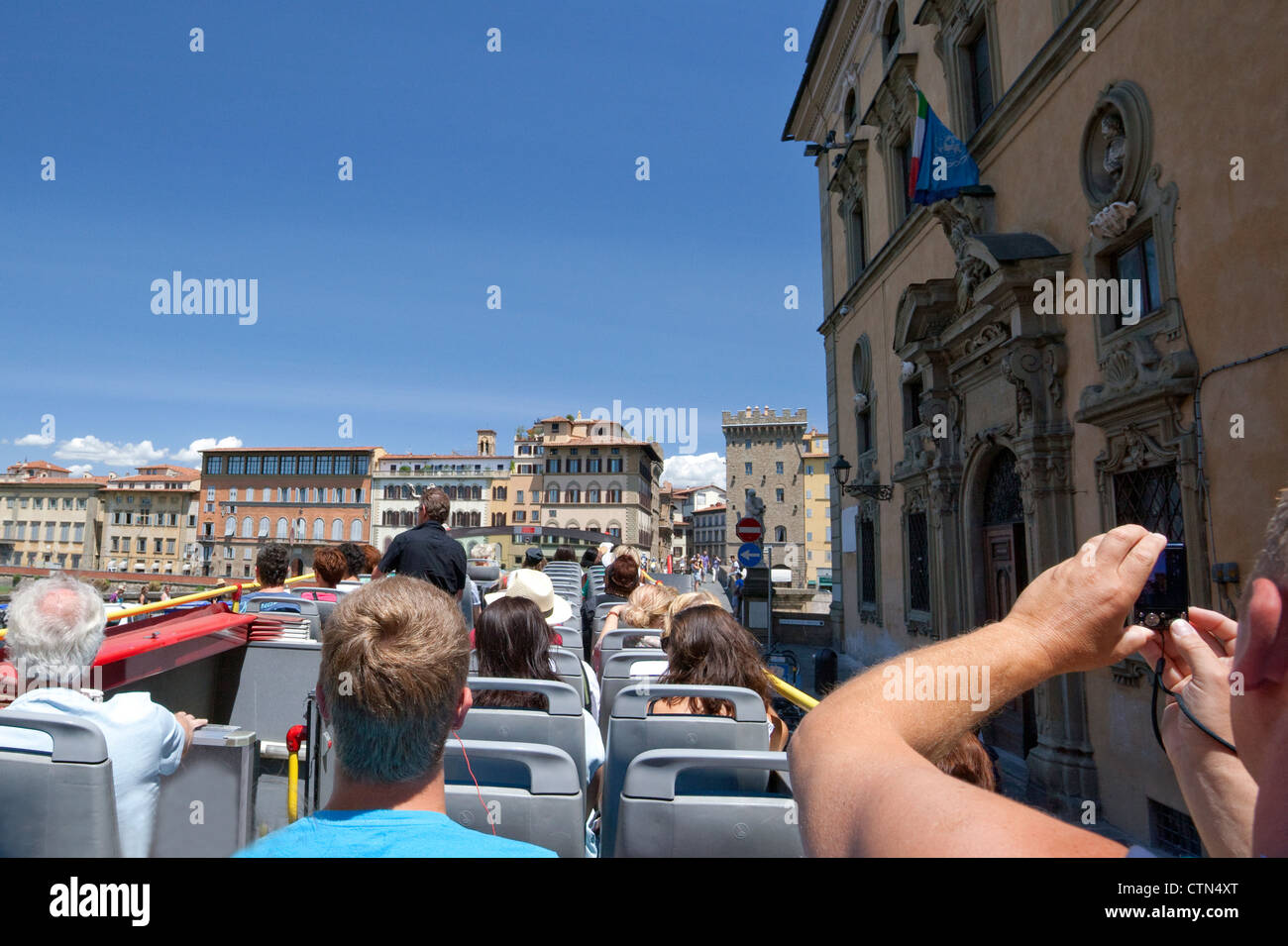 Tourist prende foto dalla sommità aperta del bus panoramico, Firenze, Italia Foto Stock