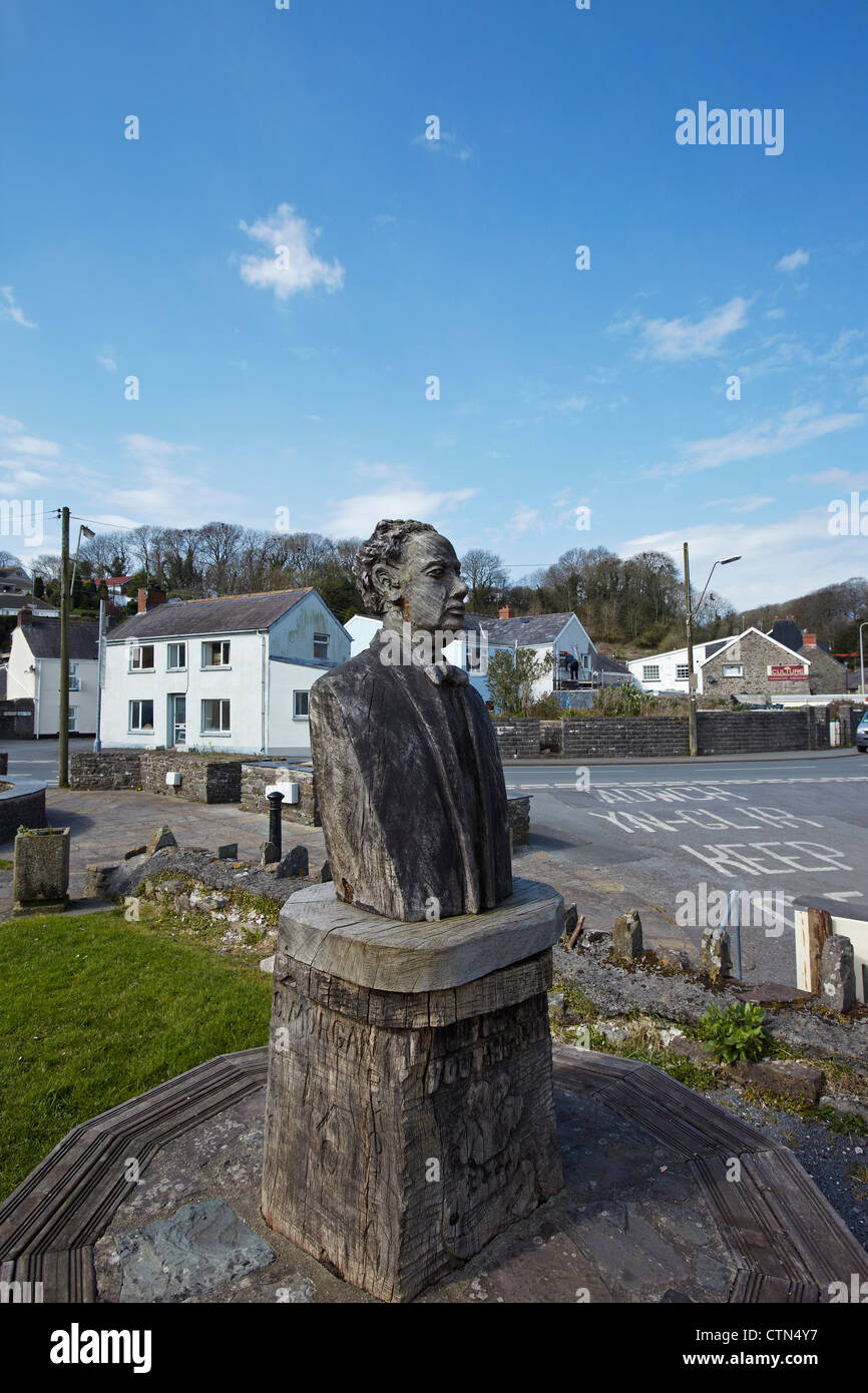 Statua in legno di Dylan Thomas, Laugharne, West Wales, Regno Unito Foto Stock