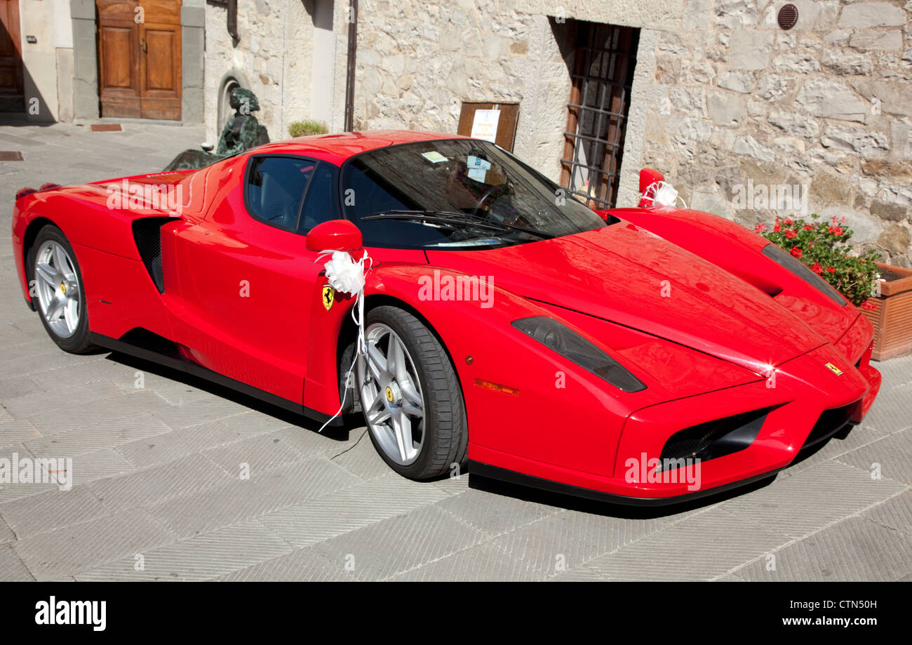 Ferrari Enzo nel villaggio toscano in Italia dove è stato utilizzato per un matrimonio Foto Stock