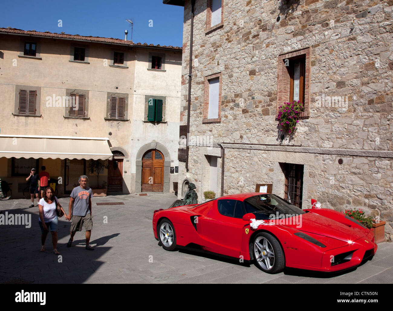 Ferrari Enzo nel villaggio toscano in Italia dove è stato utilizzato per un matrimonio Foto Stock