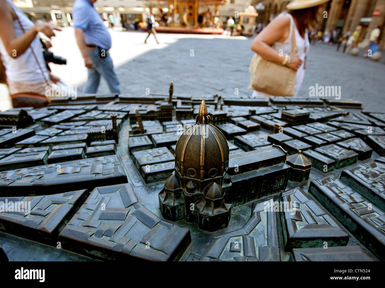 Turisti e modello del Duomo in Piazza Reppublica, Firenze, Italia Foto Stock
