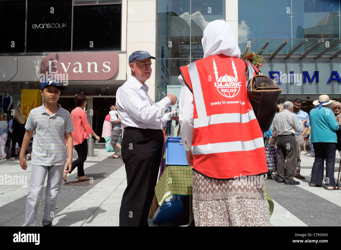 Islamic Relief carità collector, centro di Cardiff Galles del Sud, Regno Unito. Foto Stock