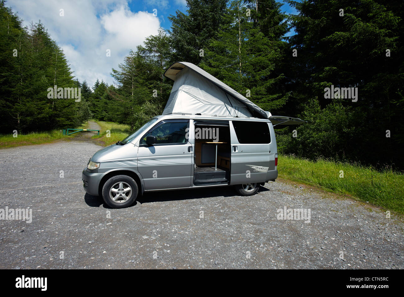 Mazda Bongo Frendee camper, parcheggiato con il suo tetto elevata Foto Stock