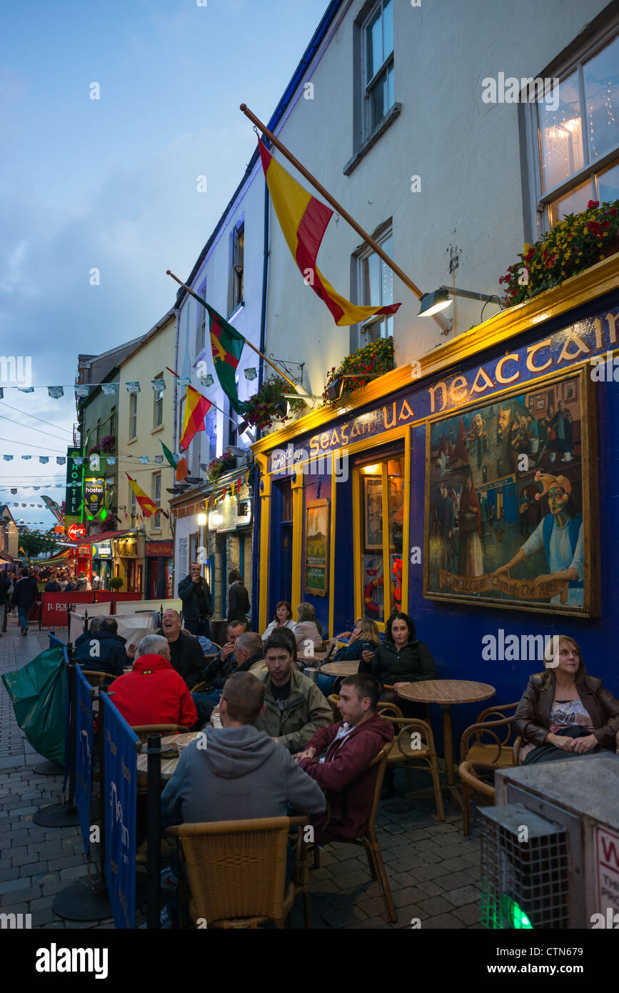 Un colorato pub del quartiere latino della città di Galway, Irlanda. Foto Stock