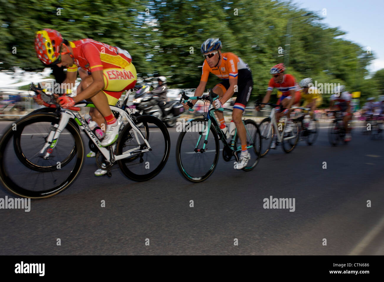 I ciclisti velocità attraverso Hampton Court a sud-ovest di Londra in concorrenza per il 250km mens' la gara su strada nella prima giornata di gara delle Olimpiadi di Londra 2012. A partire da Londra centrale e passando la capitale più famosi luoghi di interesse prima di uscire in Inghilterra rurale all'estenuante Box Hill nella contea del Surrey. Sud-ovest locali londinesi rivestito il percorso sperando per preferito britannico Mark Cavendish per vincere Team GB prima medaglia ma che sono poi stati delusi quando il Kazakistan è Alexandre Vinokourov alla fine ha vinto l'oro. Foto Stock