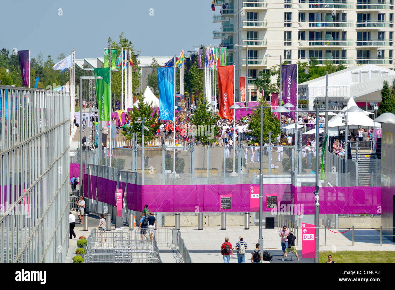 Villaggio Atleti & uno dei blocchi di alloggio visto oltre la recinzione di sicurezza a Londra 2012 Olympic Park Foto Stock