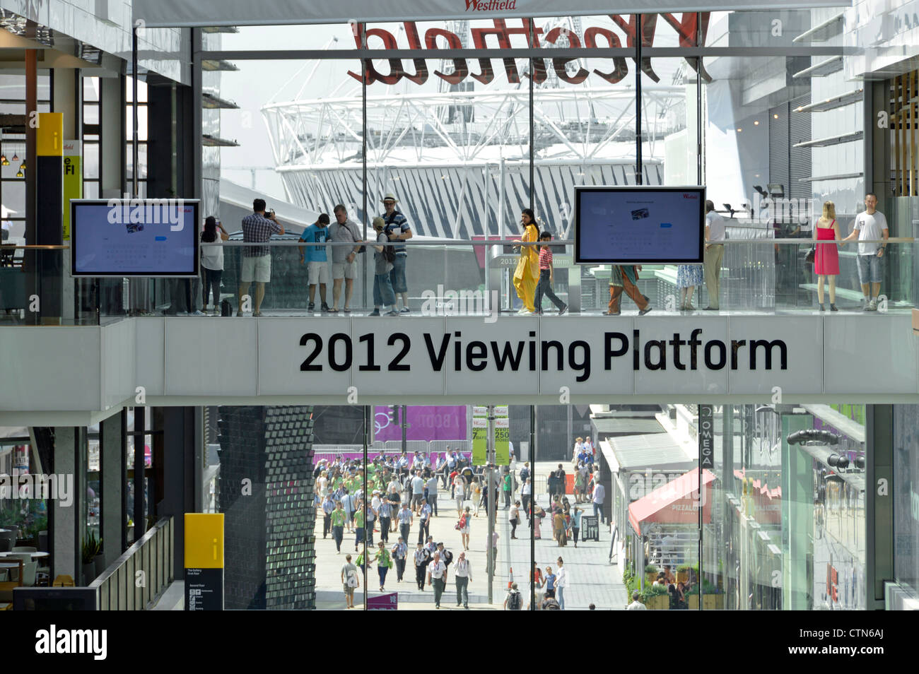 Gli acquirenti possono fare acquisti sulla piattaforma panoramica interna 2012 ore su 24, 7 giorni su 7 all'interno del centro commerciale Westfield Vista sul principale stadio olimpico di Londra Stratford Newham Inghilterra Foto Stock