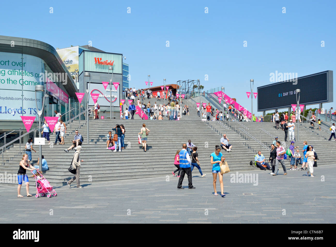 A pochi passi dal centro commerciale Westfield Stratford City e dall'accesso al London 2012 Olympic Park con un'ulteriore segnaletica colorata Newham East London UK Foto Stock