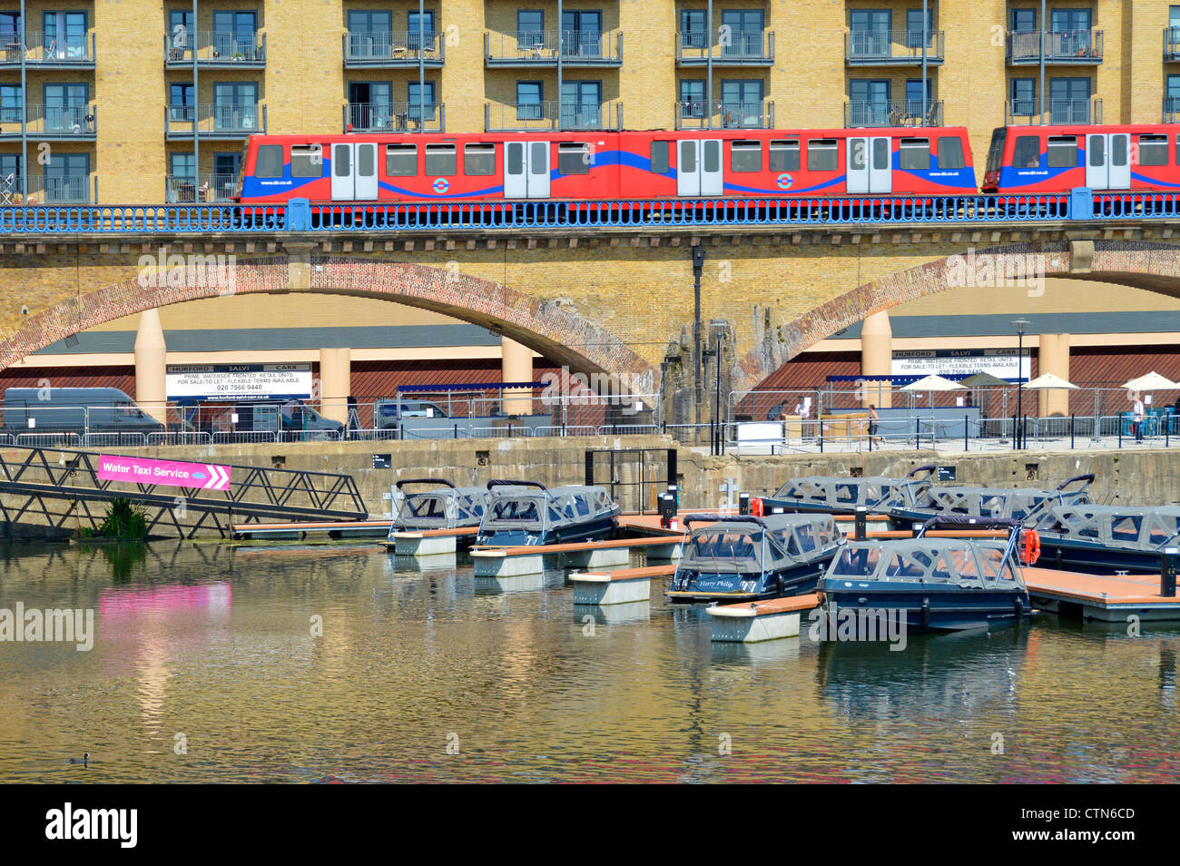 I taxi acquatici ormeggiate vicino alla Docklands Light Railway Station fornendo il trasporto per via navigabile alle Olimpiadi di Londra 2012 a Stratford Foto Stock