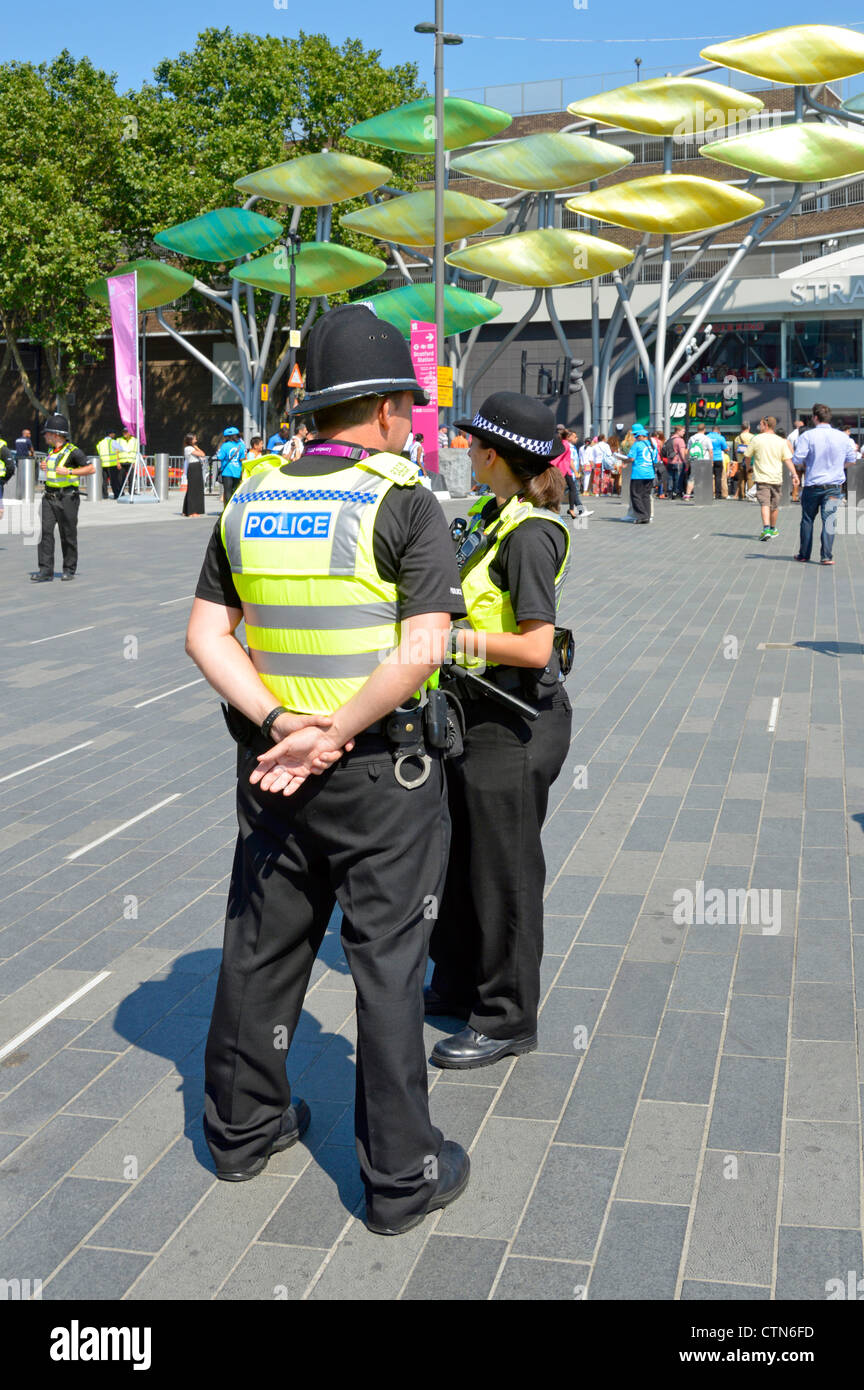 Ufficiali di polizia in servizio all'ingresso dell'Olympic Park 2012 e del centro commerciale Westfield Stratford City, uomini e donne, wpc UK Foto Stock