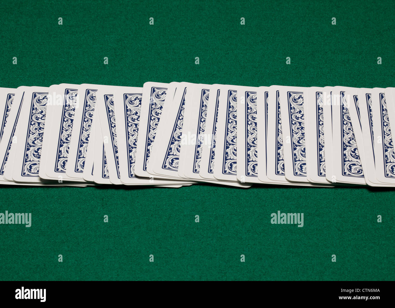Carte da gioco su un tavolo verde. Foto Stock