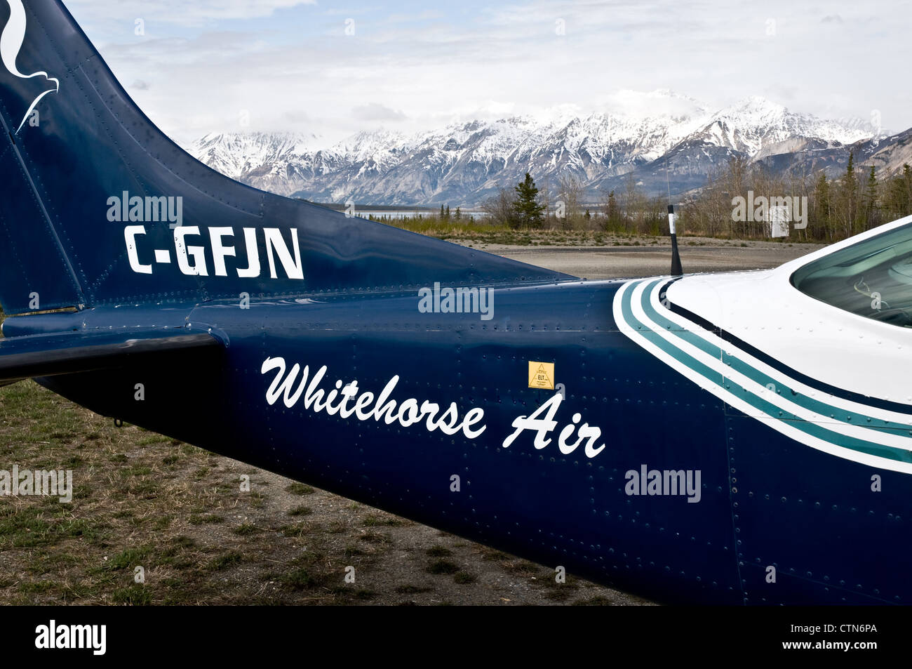 La sezione di coda di un Whitehorse Cessna aria a Haines Junction aeroporto sul bordo del Parco Nazionale Kluane, Yukon Territory. Foto Stock