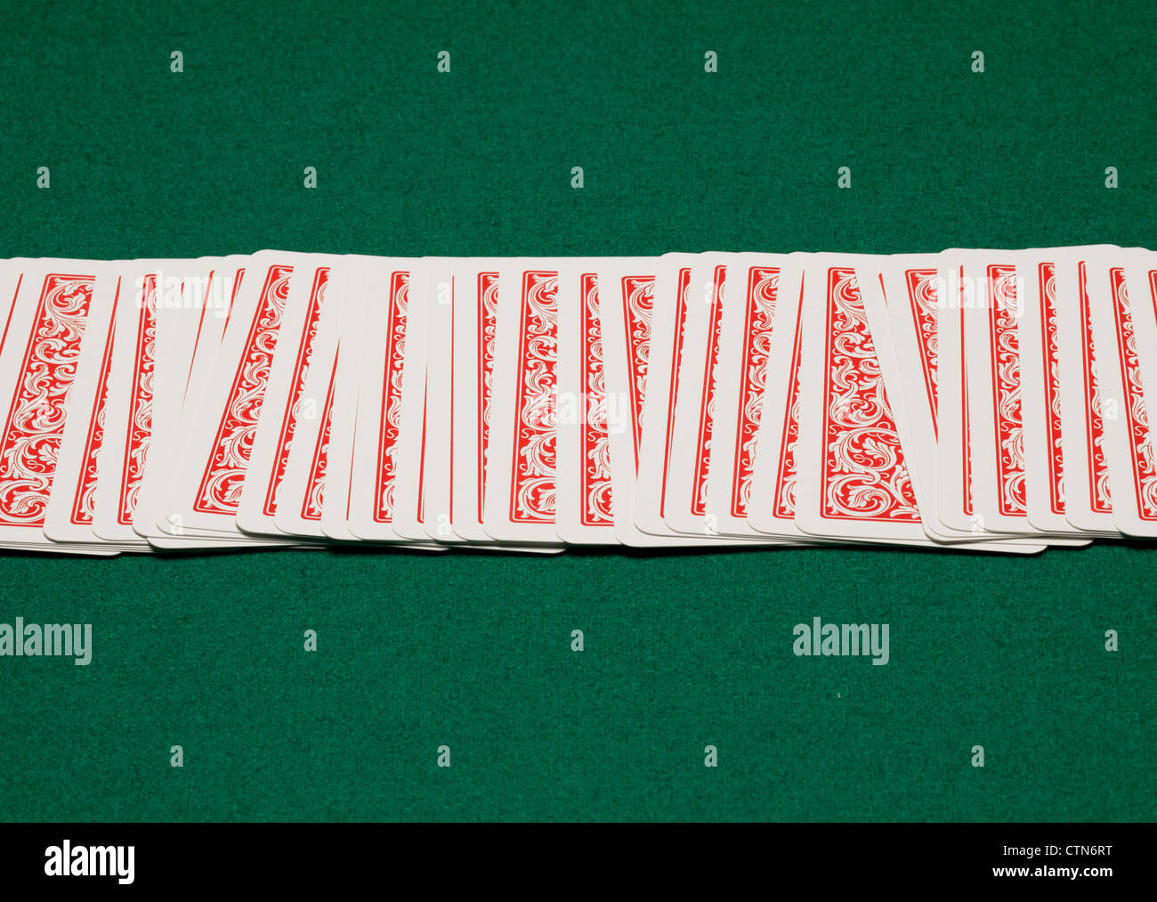 Carte da gioco su un tavolo verde. Foto Stock