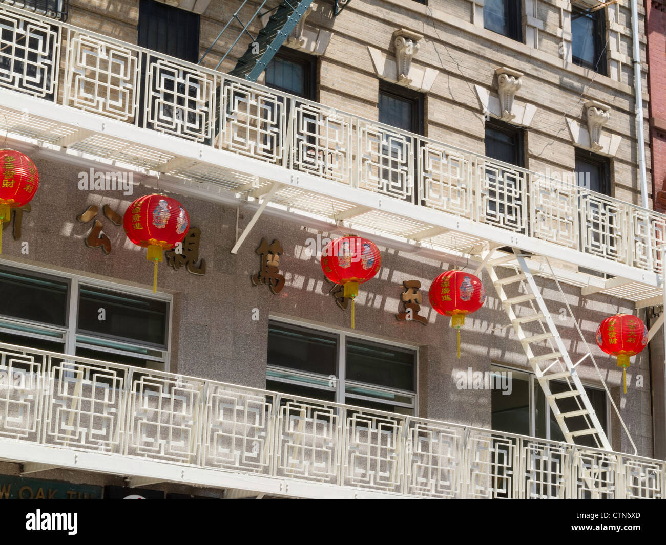 Lanterne e balconi su Bayard Street, Chinatown, NYC Foto Stock