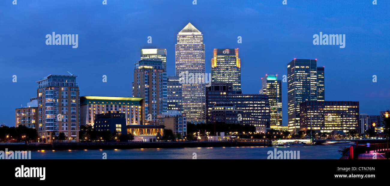 Canary Wharf Distretto Finanziario di notte, vista lungo il fiume Tamigi, Londra, Inghilterra Foto Stock