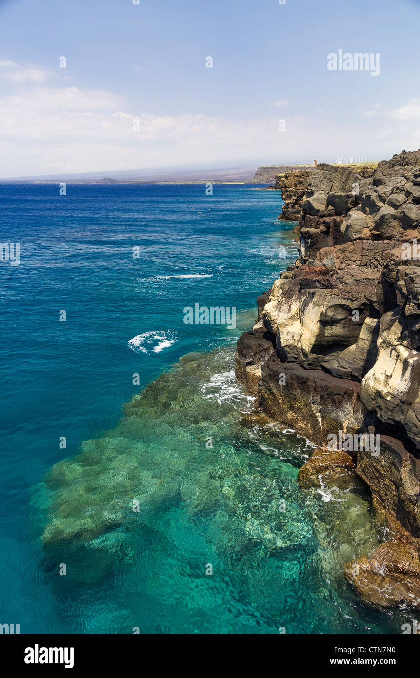 Punto più australe del Stati Uniti nella grande isola delle Hawaii. L'acqua chiara dell'Oceano Pacifico su un luminoso giorno chiaro. Foto Stock