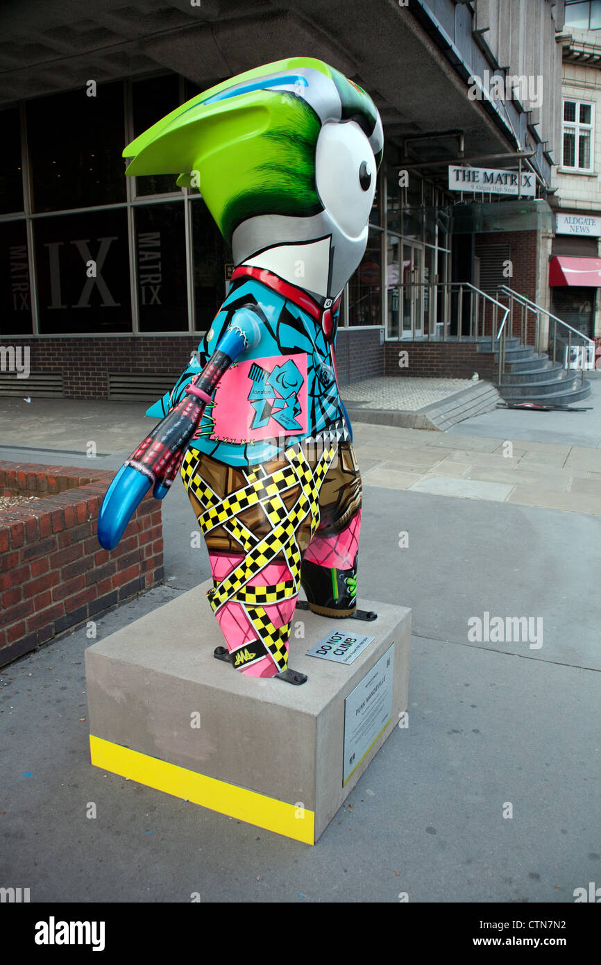 Punk Mandeville scultura, 2012 Paralimpiadi mascotte ufficiale al di fuori di St Botolph chiesa vicino stazione Aldgate nella City di Londra Foto Stock