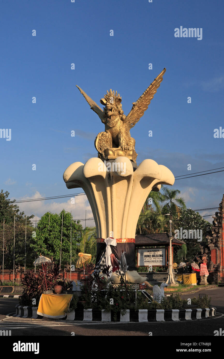 Il leone alato statua, Singa Ambara Raja, sorge al di fuori degli uffici governativi, Singaraja, nord Bali, Indonesia. Foto Stock