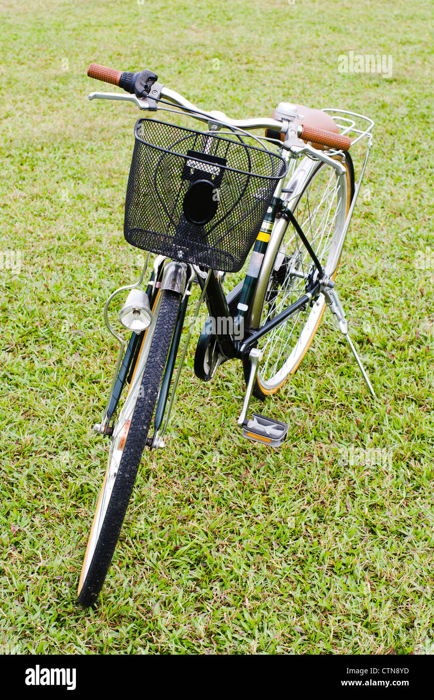 Bicicletta sul campo in erba, rilassato concetti. Foto Stock