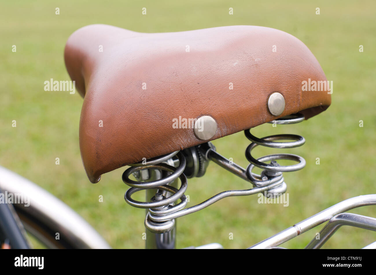 Una chiusura del sellino per bicicletta con cuscino, vecchio stile. Foto Stock